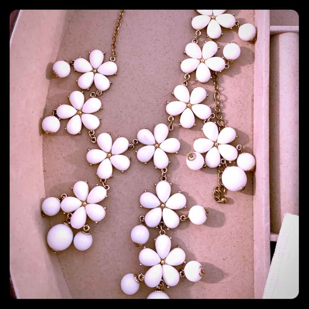 Betsey Johnson White Flower Pearl Necklace